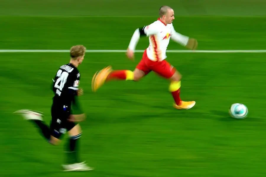 Jose Angelino (R) de Leipzig en acci&oacute;n contra Nils Seufert (L) de Bielefeld durante el partido de f&uacute;tbol de la Bundesliga alemana entre RB Leipzig y DSC Arminia Bielefeld en Leipzig, Alemania, el 28 de noviembre de 2020. (Alemania) EFE