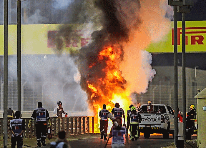 El coche de Romain Grosjean, envuelto en llamas tras el accidente y m&aacute;s. / EFE