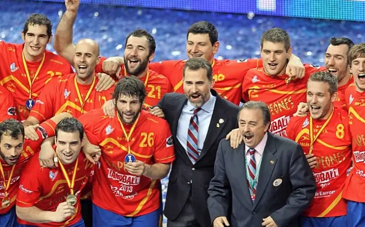 Fotograf&iacute;a de archivo del 27 de enero del 2013 del pr&iacute;ncipe Felipe y el presidente de la Federaci&oacute;n Espa&ntilde;ola de Balonmano, Juan de Dios Rom&aacute;n, junto a los jugadores de la selecci&oacute;n espa&ntilde;ola de balonmano tras su victoria ante Dinamarca en la final del Campeonato del Mundo de balonmano de Barcelona. / &Aacute;ngel D&iacute;az