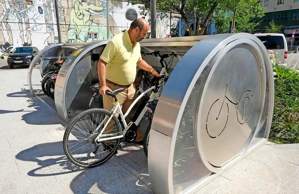 Una persona con una bicicleta en un aparcamiento para estos veh&iacute;culos. / ALERTA