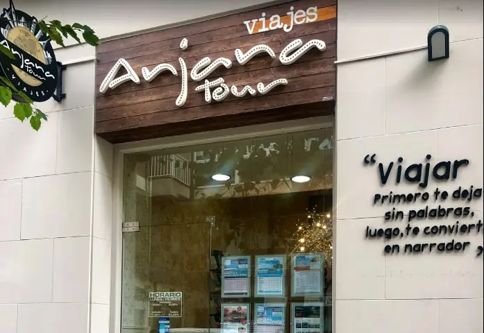 Agencia de viajes situada en la calle Hern&aacute;n Cort&eacute;s de Santander. / ALERTA