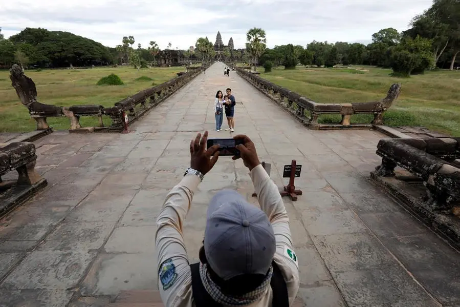 Turistas posan para una foto en el templo de Angkor Wat en la provincia de Siem Reap, Camboya, 29 de noviembre de 2020. Seg&uacute;n informes de los medios locales, el Gobierno de Camboya ha concedido a NagaCorp un contrato de arrendamiento de terreno por 50 a&ntilde;os para un proyecto de parque tem&aacute;tico al sur del complejo de Angkor Wat, que atrae a unos cinco millones de turistas cada a&ntilde;o. EFE / MAK REMISSA