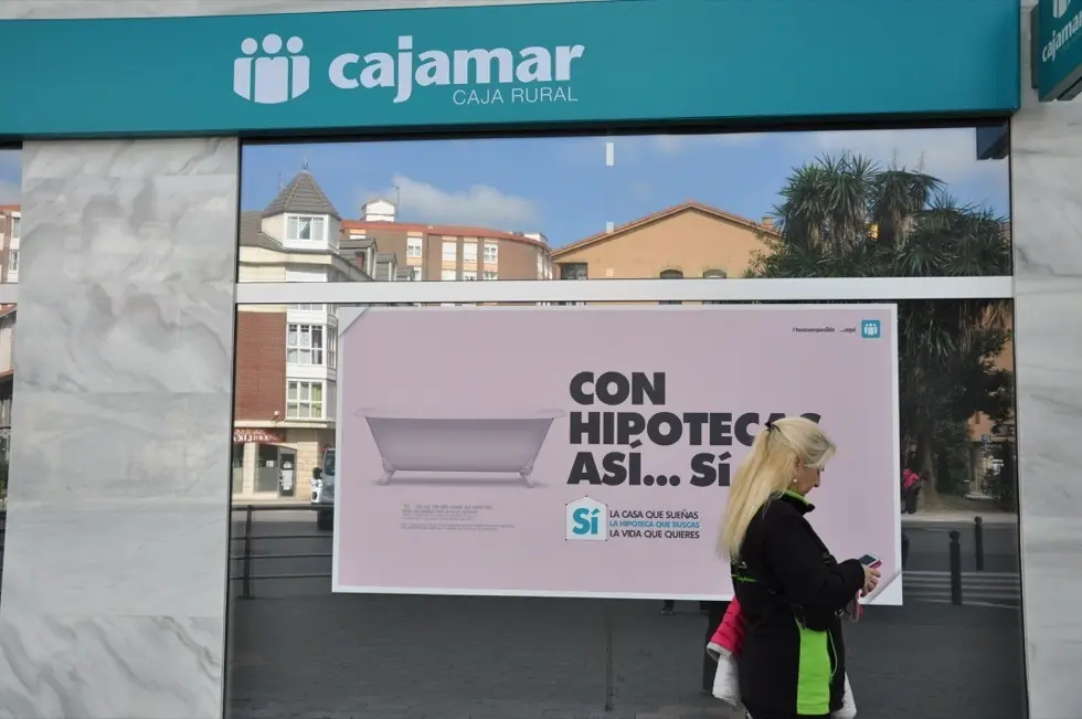 Vista de la fachada del banco Cajamar en la calle Garcilaso de la Vega en Torrelavega. / S.D.