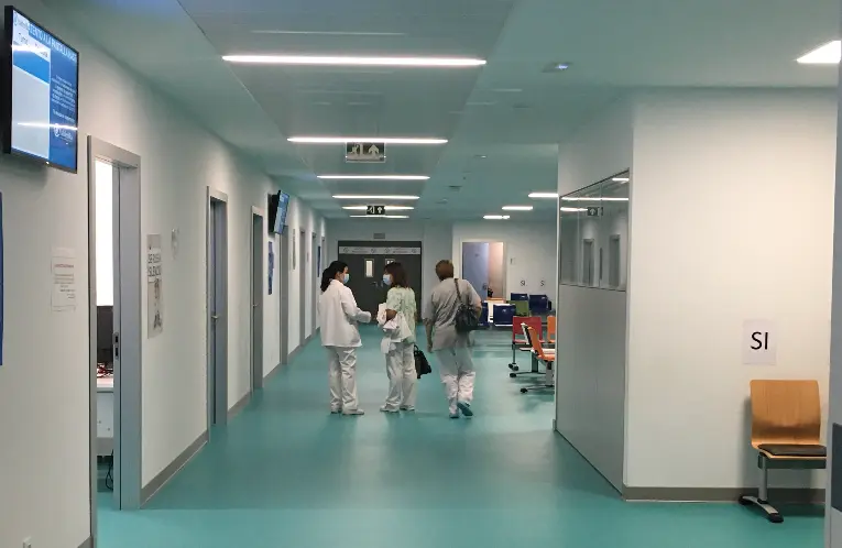 Dos sanitario conversan en uno de los pasillos del Hospital Marqu&eacute;s de Valdecilla. / S.D.