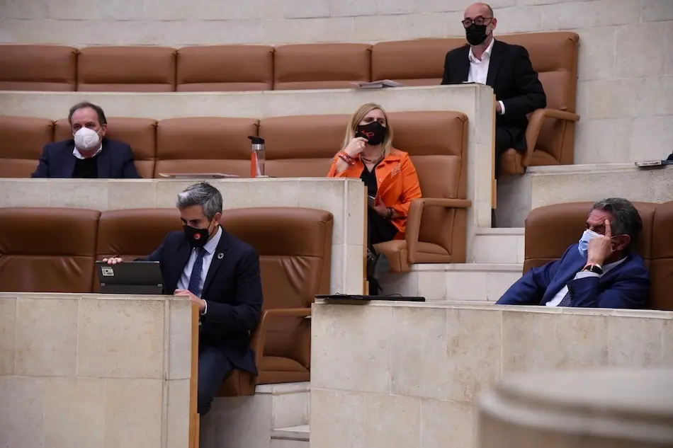 En primer plano, el presidente de Cantabria, Miguel &Aacute;ngel Revilla (dcha) y el vicepresidente (izqda) Pablo Zuloaga. / HARDY
