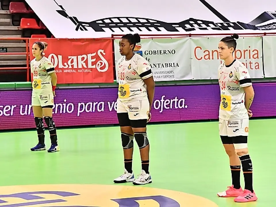 Las jugadoras de la selecci&oacute;n espa&ntilde;ola, M. Gonz&aacute;lez, K. Gassama y A. Fern&aacute;ndez, durante el minuto de silencio en recuerdo de Juan de Dios Rom&aacute;n, el domingo antes de iniciarse el partido en Torrelavega. / RFEBM