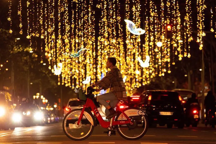 Ambiente de compras pre-navide&ntilde;as este lunes en el Paseo de Gracia, en el centro de Barcelona. EFE/Enric Fontcuberta