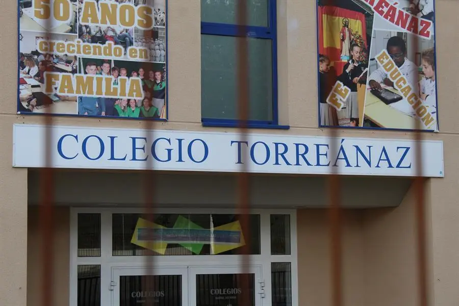 El pueblo de &Aacute;naz, en el municipio de Medio Cudevo, ha visto c&oacute;mo es retroceder a los duros meses en los que estuvo vigente el confinamiento domiciliario y este martes sus calles vuelven a estar vac&iacute;as porque el motor de su vida, el colegio Torre&aacute;naz, ha tenido que cerrar por los casos de coronavirus detectados entre su personal y sus alumnos. EFE/ Celia Ag&uuml;ero