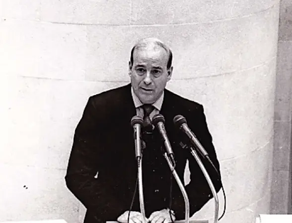 Hormaechea en la tribuna del Parlamento el 13-12-1993. / ARCHIVO-ALERTA-COTERA