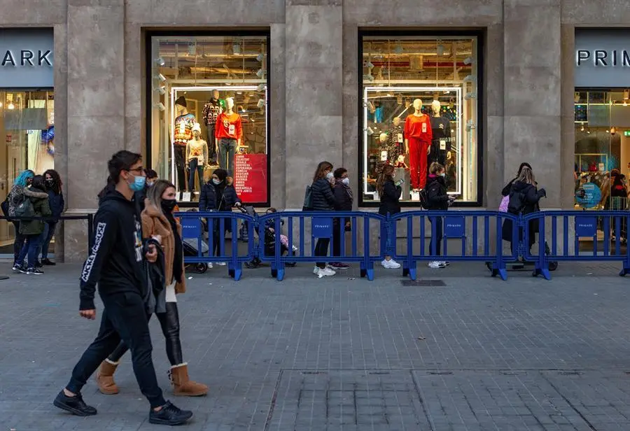 Ambiente de compras pre-navide&ntilde;as este lunes en el centro de Barcelona. EFE/Enric Fontcuberta