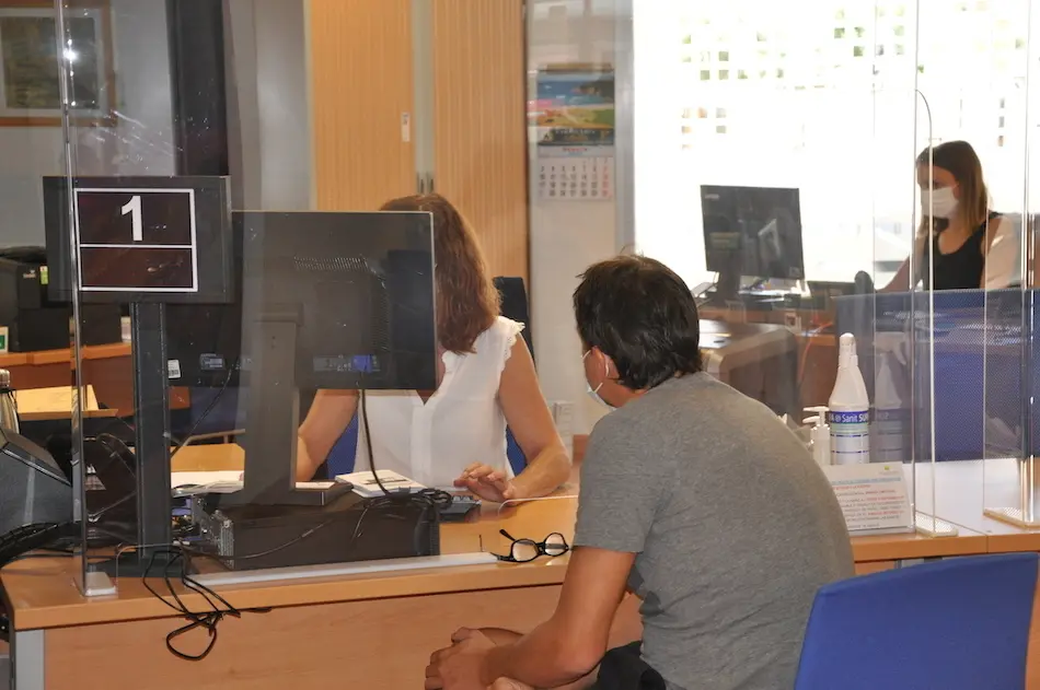 Una persona es atendida en la oficina de la Seguridad Social de Torrelavega. / S.D.