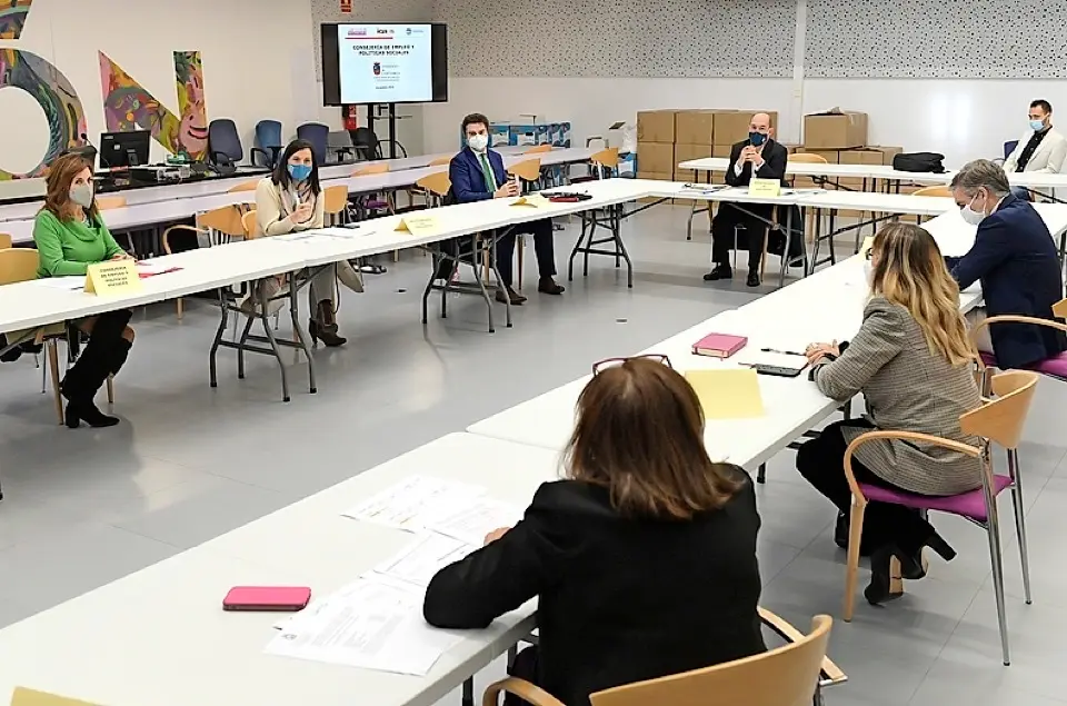 Ana Bel&eacute;n &Aacute;lvarez y Gema Igual junto a otros participantes en la reuni&oacute;n. / ALERTA