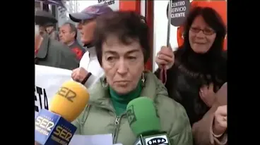 Rueda de prensa a la puerta de la oficina de EOn-Viesgo en noviembre de 2012. / acpt