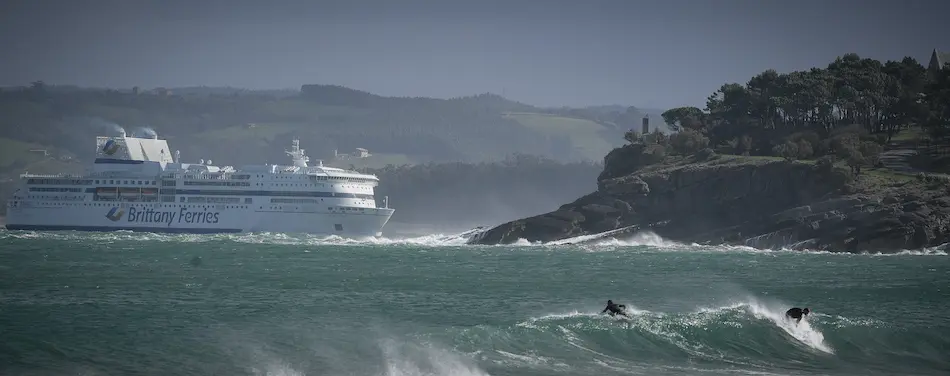 Vista de la entrada del Ferry en la Bah&iacute;a de Santander. / HARDY