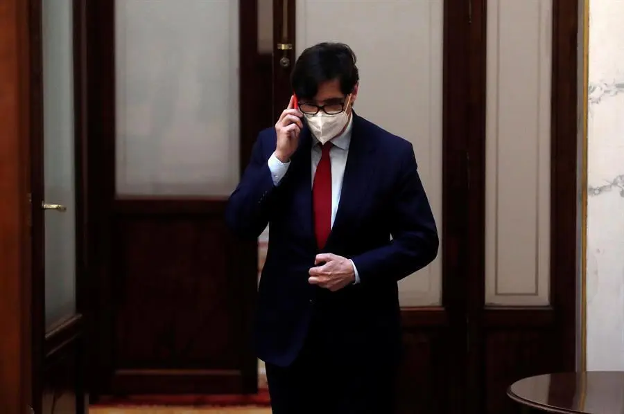 El minsitro de Sanidad, Salvador Illa, en los pasillos de la C&aacute;mara Baja durante el debate del proyecto de presupuestos generales del Estado para 2021 en el Congreso este mi&eacute;rcoles. EFE/J.J. Guill&eacute;n