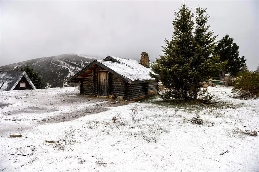 Varias viviendas cubiertas de nieve en la localidad c&aacute;ntabra de Bra&ntilde;avieja, donde la Agencia Estatal de Meteorolog&iacute;a prev&eacute; una cota de nieve entre 1.400 y 1.600 metros bajando hasta 900 y 1.100 metros. EFE/Pedro Puente Hoyos