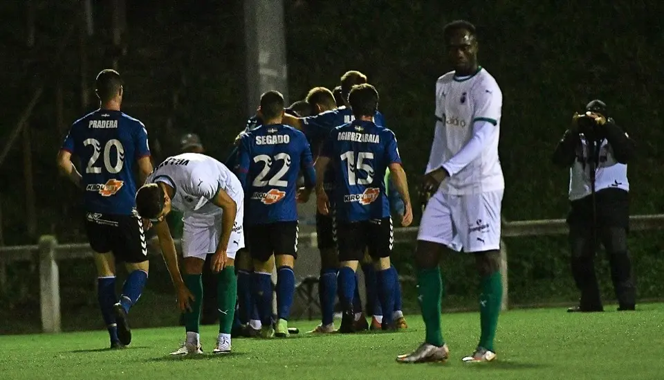 Los jugadores del Leioa celebran el gol mientras que Nana y Villapalos intentan recomponerse. / Hardy