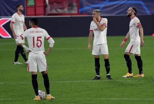 Los jugadores del Sevilla FC tras encajar el tercer gol del Chelsea, durante el partido correspondiente a la jornada cinco del grupo E de la Liga de Campeones entre Sevilla FC y Chelsea FC esta noche en el estadio S&aacute;nchez-Pizju&aacute;n, en Sevilla. EFE/Julio Mu&ntilde;oz