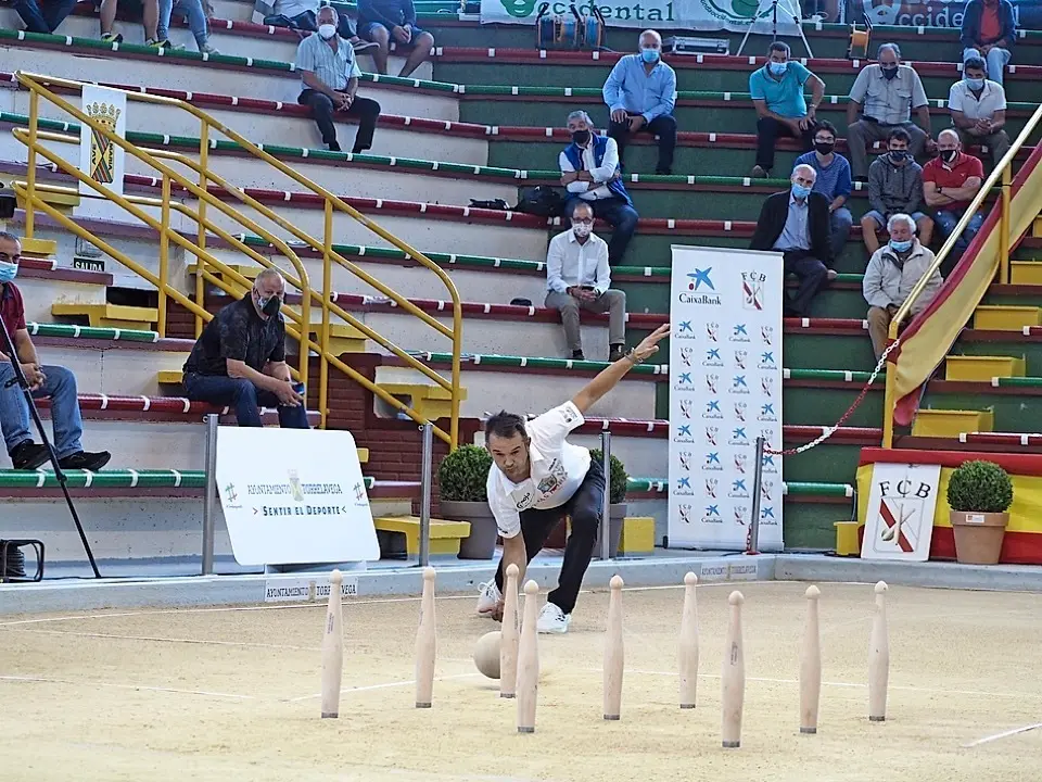 &Oacute;scar Gonz&aacute;lez birlando en la final del Campeonato de Espa&ntilde;a, disputado en la bolera Severino Prieto de Torrelavega. / juan