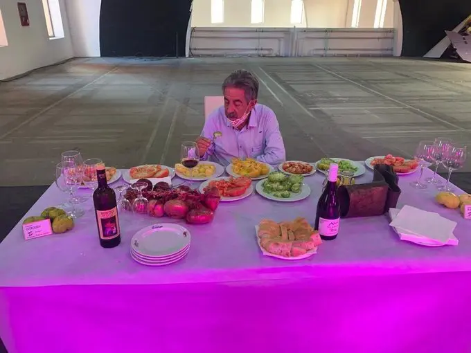 El presidente de Cantabria, Miguel &Aacute;ngel Revilla durante la degustaci&oacute;n de tomates. / @RevillaMiguelA
