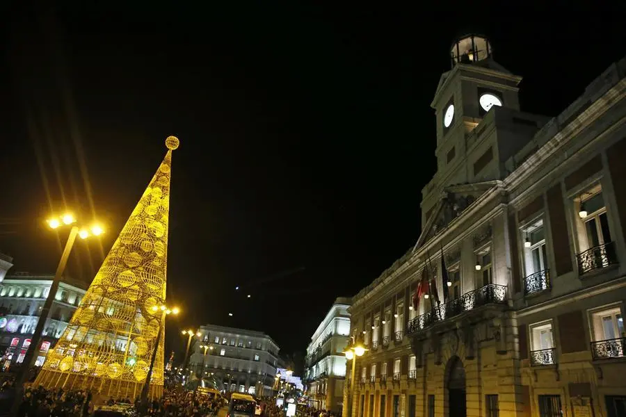 &Aacute;rbol de Navidad iluminado en la Puerta del Sol. EFE/JuanJo Martin/Archivo