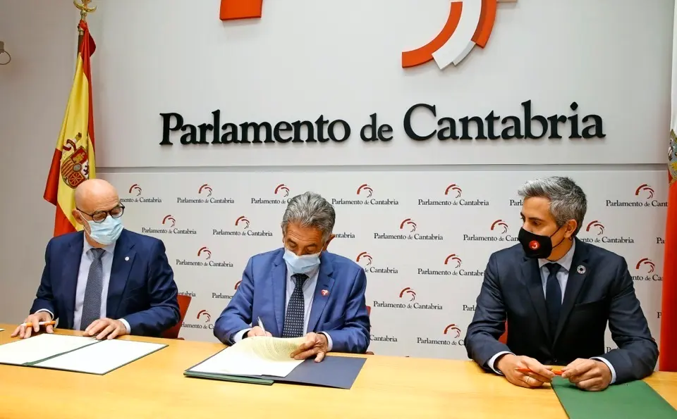 El presidente de Cantabria, Miguel ??ngel Revilla, y el vicepresidente y consejero de Universidades, Igualdad, Cultura y Deporte, Pablo Zuloaga, firman con el portavoz de Ciudadanos, F??lix ??lvarez, el acuerdo para la aprobaci??n de los presupuestos de la Comunidad Aut??noma para 2021.
2 DIC 20