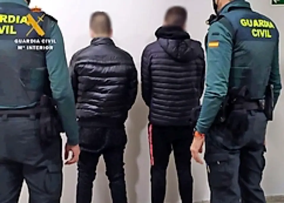 Los agentes de la Guardia Civil con los detenidos. / ALERTA