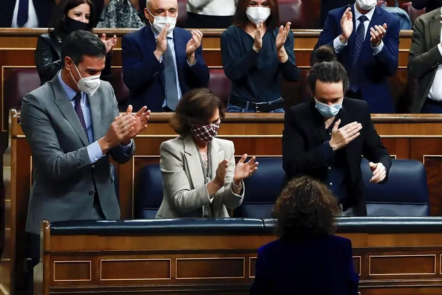 La ministra de Hacienda, Mar&iacute;a Jes&uacute;s Montero, aplaudida por el presidente del Gobierno, Pedro S&aacute;nchez, y los vicepresidentes, Carmen Calvo y Pablo Iglesias, este jueves en el Congreso que ha aprobado con amplia mayor&iacute;a el proyecto de Ley de Presupuestos Generales del Estado de 2021 tras conseguir el apoyo de 11 partidos pol&iacute;ticos. EFE/ Mariscal