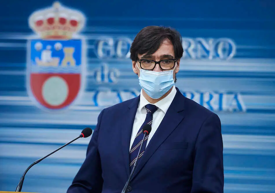 El Ministro Salvador Illa, durante la rueda de prensa ofrecida hoy en Santander. / Hardy
