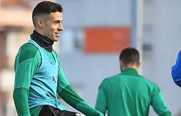 &Aacute;lvaro Bustos, entrenando ayer en las instalaciones Nando Yosu. / Hardy