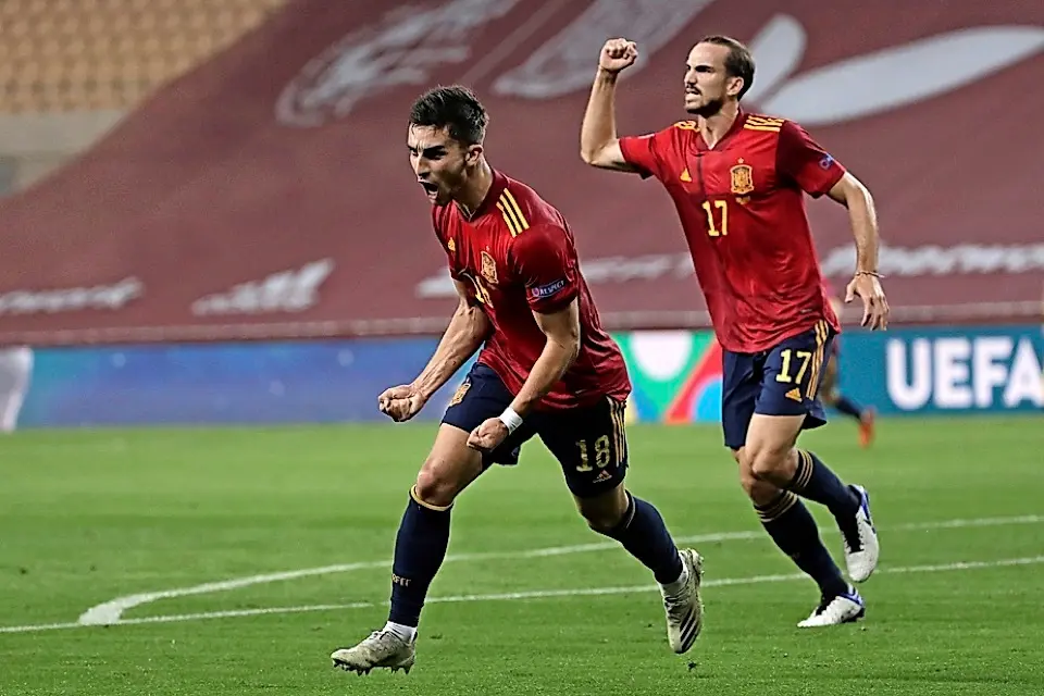 GRAFCAT4587. SEVILLA, 17/11/2020.- El jugador espa&ntilde;ol Dani Olmo (i) celebra junto a su compa&ntilde;ero Fabi&aacute;n Ruiz (d) tras marcar el segundo gol de su equipo durante el partido de la sexta jornada del grupo 4 de la primera fase de la Liga de las Naciones que las selecciones de Espa&ntilde;a y Alemania disputan esta noche en el estadio de La Cartuja de Sevilla. EFE/Julio Mu&ntilde;oz