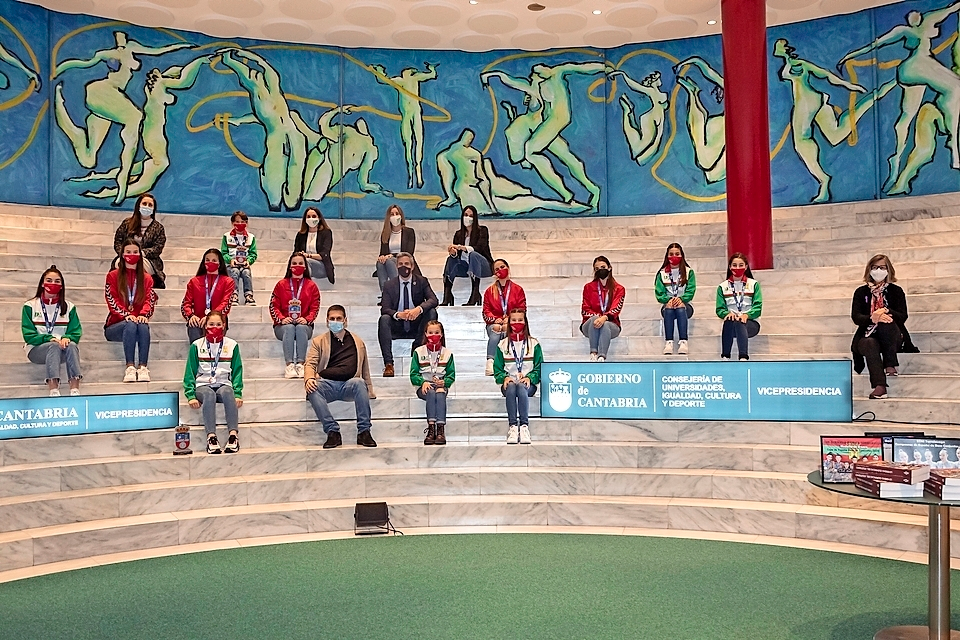 El vicepresidente y consejero de Universidades, Igualdad, Cultura y Deporte, Pablo Zuloaga, recibe al equipo de gimnasia r&iacute;tmica EDM Torrelavega, medallista en el Campeonato de Espa&ntilde;a. / PATRICIA FDEZ.