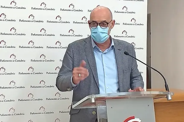 F&eacute;lix &Aacute;lvarez durante la intervenci&oacute;n en el Parlamento de Cantabria. / ALERTA