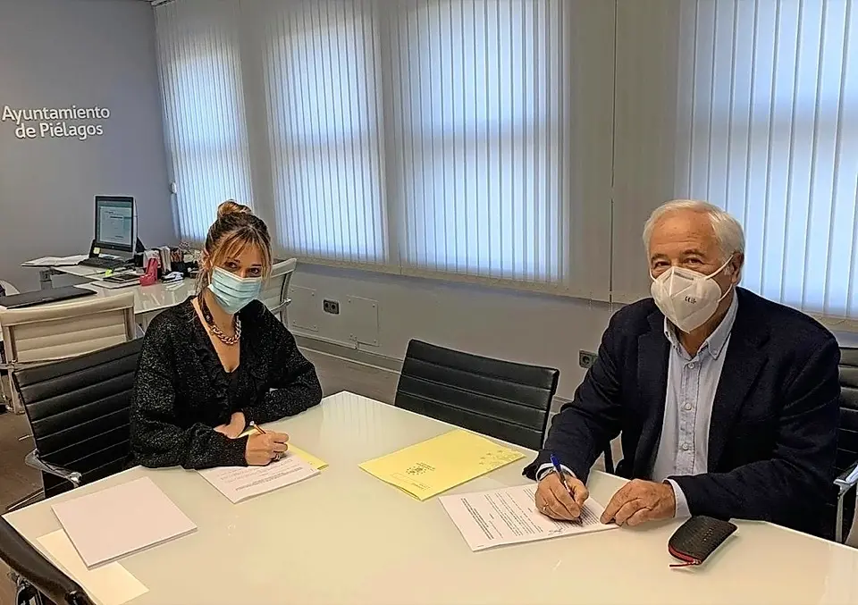 La alcaldesa de Pi&eacute;lagos durante la firma del acuerdo. / ALERTA