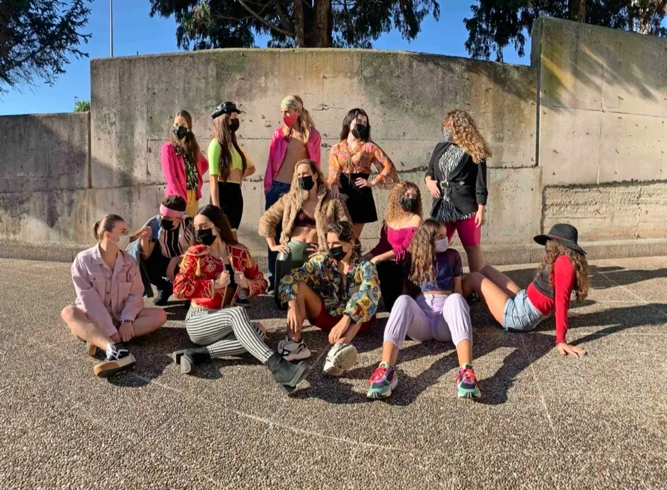 Las trece protagonistas de la obra de danza &lsquo;Distancia&rsquo;. / ALERTA