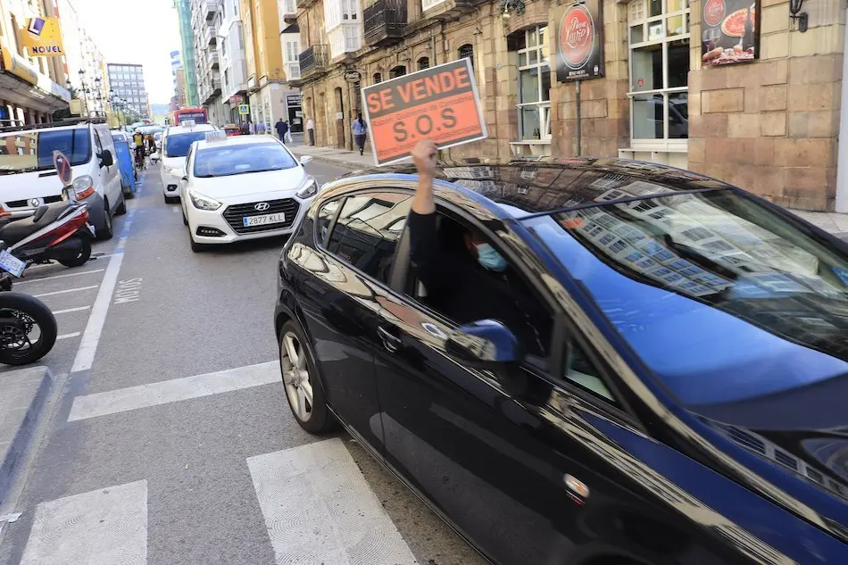 Caravana de veh&iacute;culos en la &uacute;ltima protesta de la hosteler&iacute;a en Tarrelavega. / ALERTA