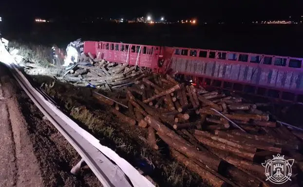 El cami&oacute;n ha sufrido una aparatosa salida de v&iacute;a. / BOMBEROS BURGOS