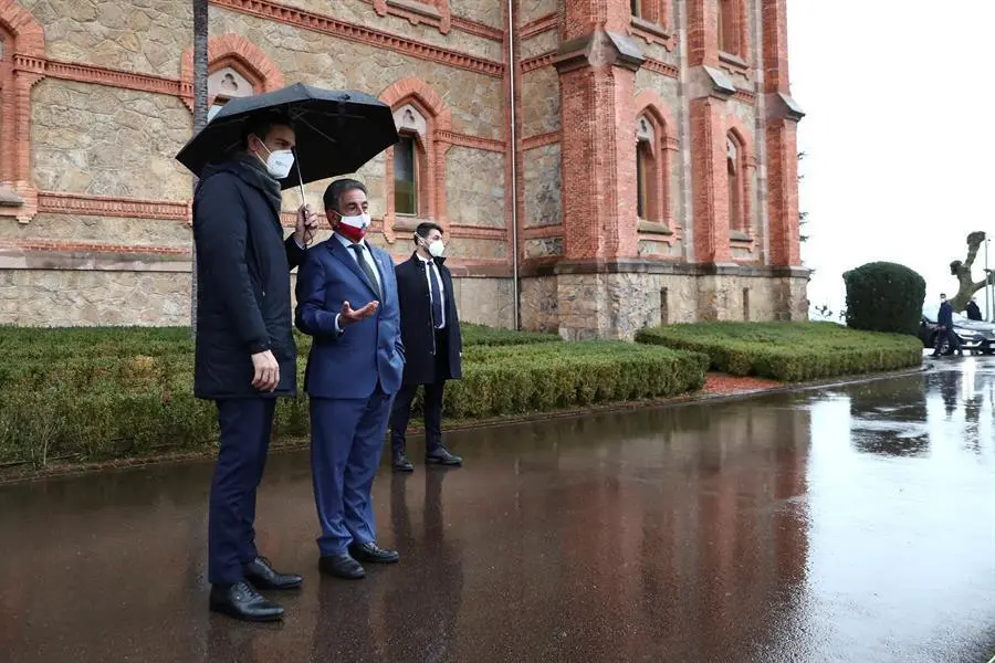 El presidente del Gobierno, Pedro S&aacute;nchez (i) durante su encuentro con el presidente c&aacute;ntabro, Miguel &Aacute;ngel Revilla (d) en Comillas, Santander este viernes. EFE/Pool Moncloa / Fernando Calvo
