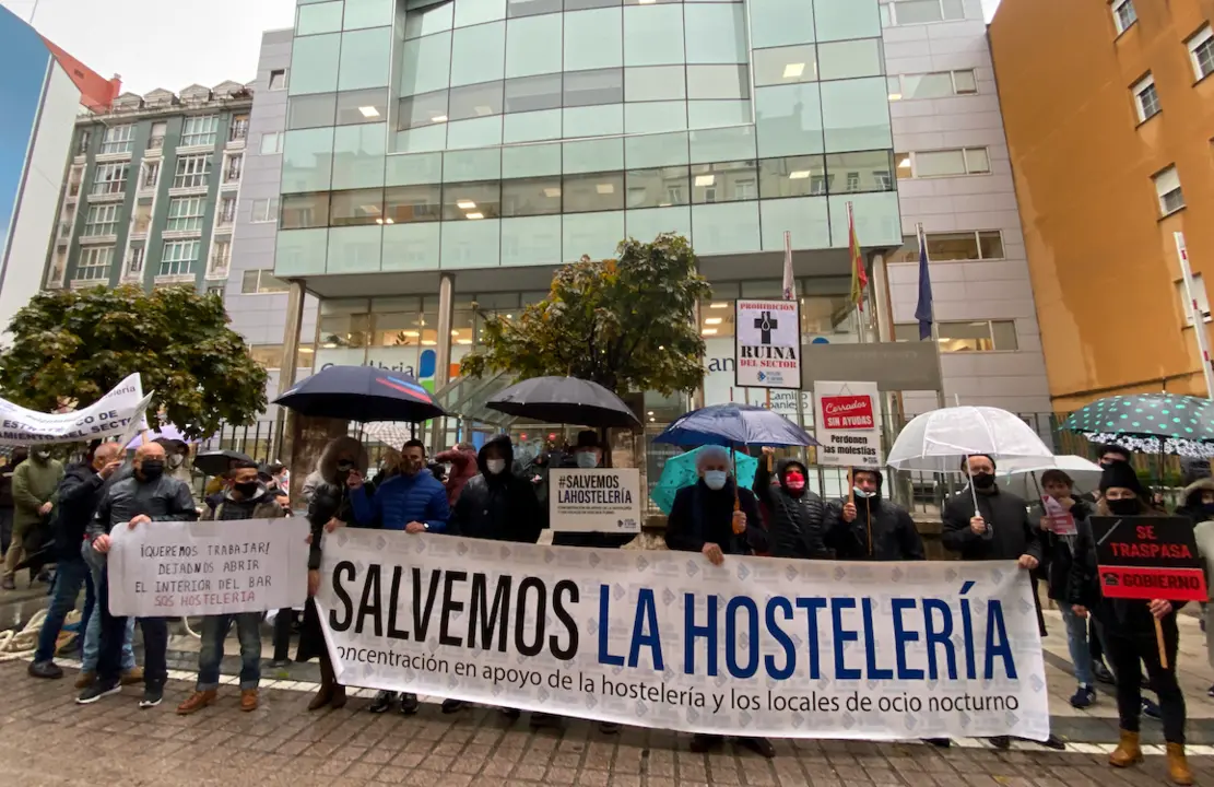 Los hosteleros de Cantabria en las puertas de las oficinas del Gobierno c&aacute;ntabro. / HARDY