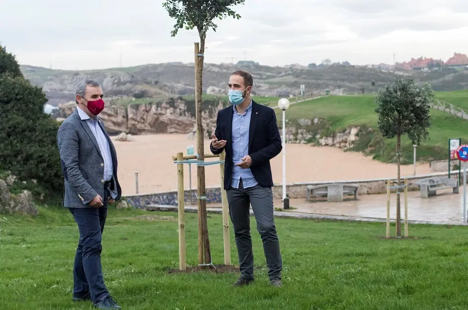 El alcalde de Bezana, Alberto Garc&iacute;a Onand&iacute;a, y el concejal de Medio Ambiente, Luis del Pi&ntilde;al. / ALERTA