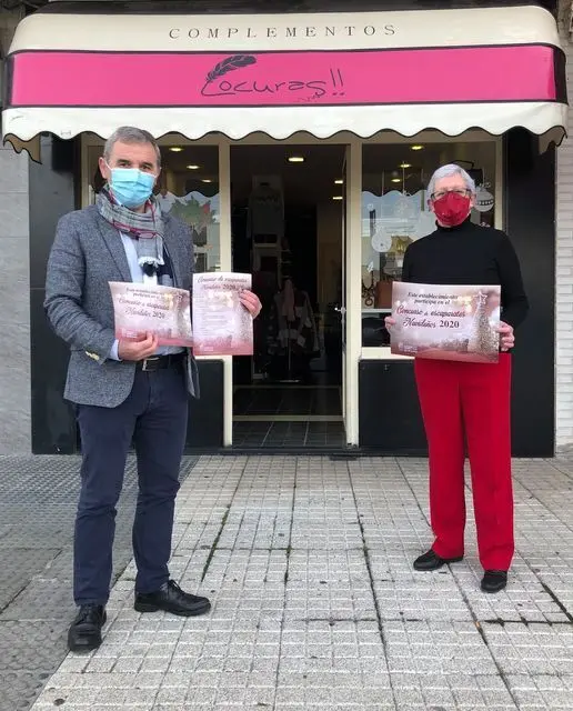 El alcalde delante de un comercio local del municipio. / ALERTA