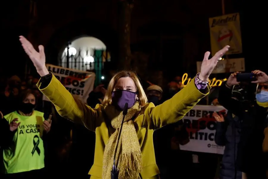 La expresidenta del Parlament Carme Forcadell (C) saluda a las decenas de personas que le muestran su apoyo antes de reingresar este viernes en el centro penitenciario de Wad Ras en Barcelona. Forcadell ha reingresado este viernes en la prisi&oacute;n barcelonesa de Wad-Ras para cumplir su condena en segundo grado, una vez el Tribunal Supremo ha revocado la semilibertad a los nueve presos del proc&eacute;s. EFE/Toni Albir