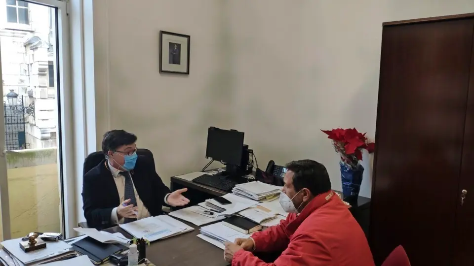 El edil P&eacute;rez-Cos&iacute;o con un representante de los comerciantes. / ALERTA