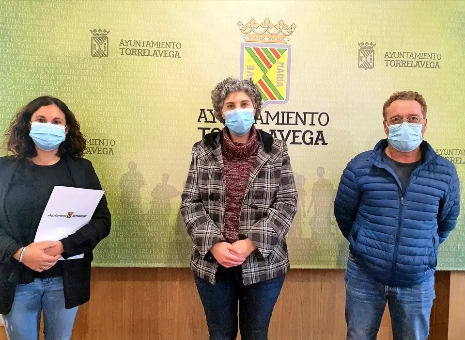 La concejala Laura Romano con representantes de ALOUDA. / ALERTA
