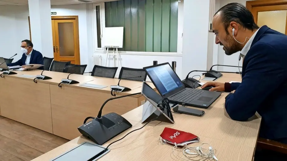 Imagen del pleno telem&aacute;tico celebrado ayer en Torrelavega. / ALERTA