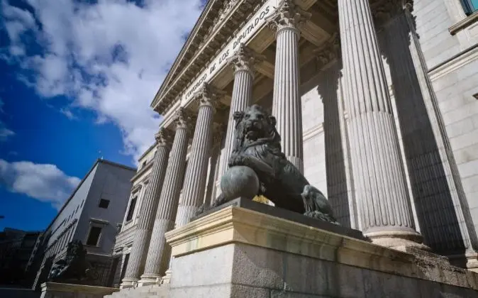 Vista de la Puerta de los Leones del Congreso de los Diputados.