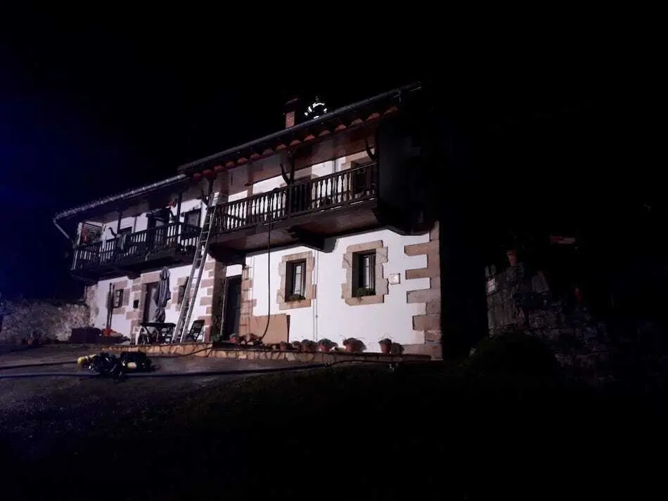 Incendio vivienda Vega de Villafufre. / 112