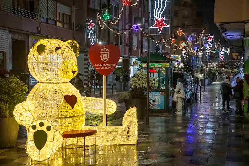 Encendido el alumbrado navide&ntilde;o que va a dar colorido a las calles del municipio. / Alberto.G.Ibañez