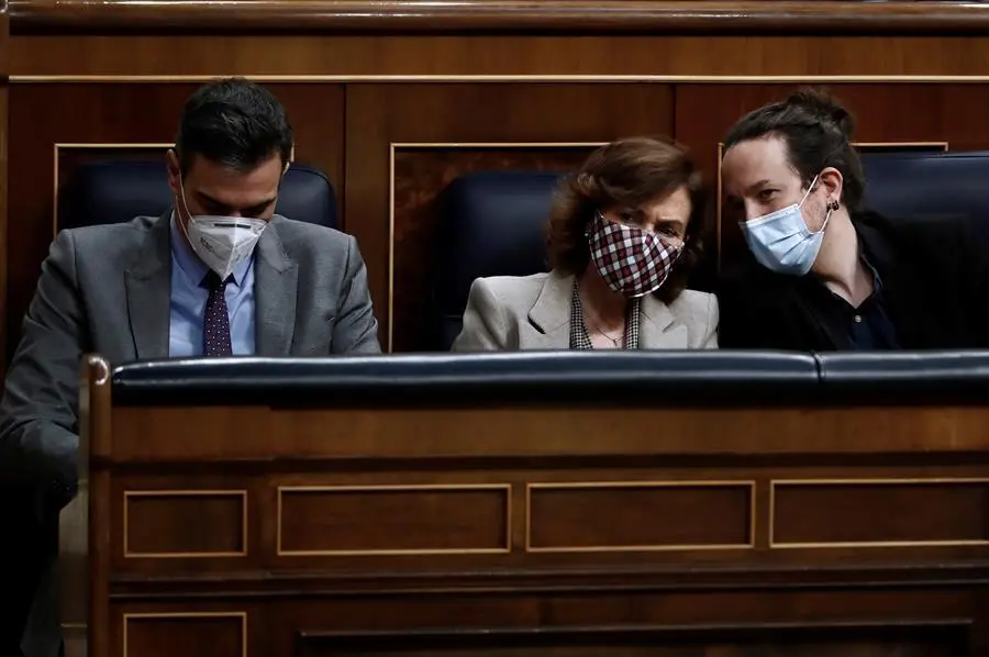 El presidente del Gobierno, Pedro S&aacute;nchez (i) y los vicepresidentes primera, Carmen Calvo y segundo, Pablo Iglesias, este jueves durante el pleno del Congreso. EFE/ Mariscal