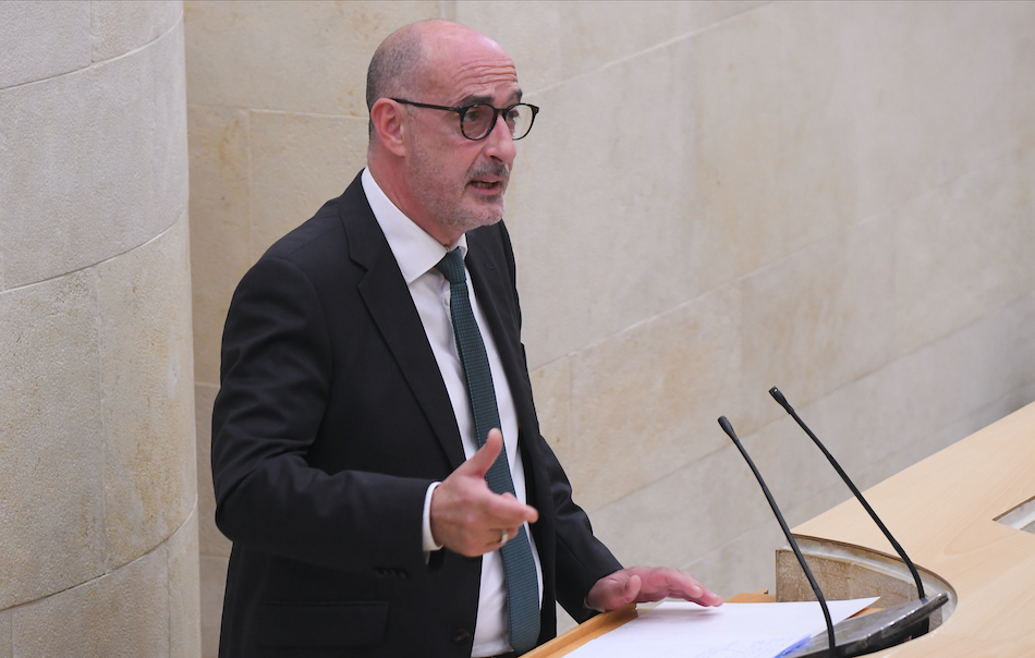 El portavoz parlamentario de la formaci&oacute;n naranja, F&eacute;lix &Aacute;lvarez, durante una sesi&oacute;n parlamentaria. / HARDY